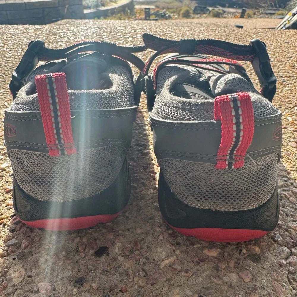 LUC Keen Kids SZ. 5 big kids Gray Sneakers with Reds slip on arch support - Picture 5 of 9